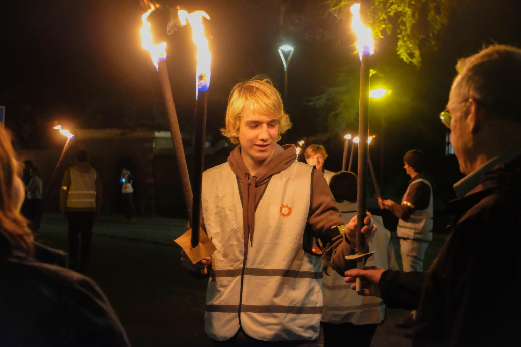Met brandende fakkels willen jongeren hun geloof laten oplichten.