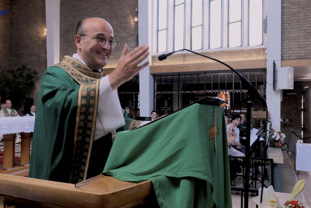Daags na zijn wijding gaat Patrick van der Vorst de eucharistie voor in zijn parochiekerk. Patrick van der Vorst aan de lezenaar in zijn parochiekerk.