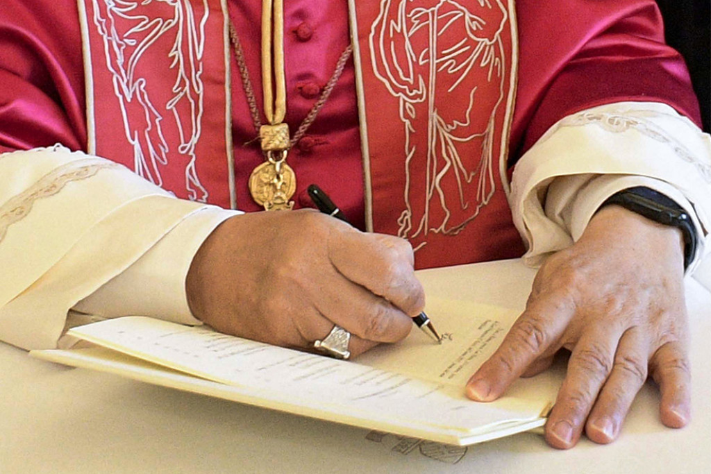Paus Leo XIV ondertekent zijn apostolische exhortatie Dilexi te in de privébibliotheek van het Apostolisch Paleis in het Vaticaan op 4 oktober 2025 