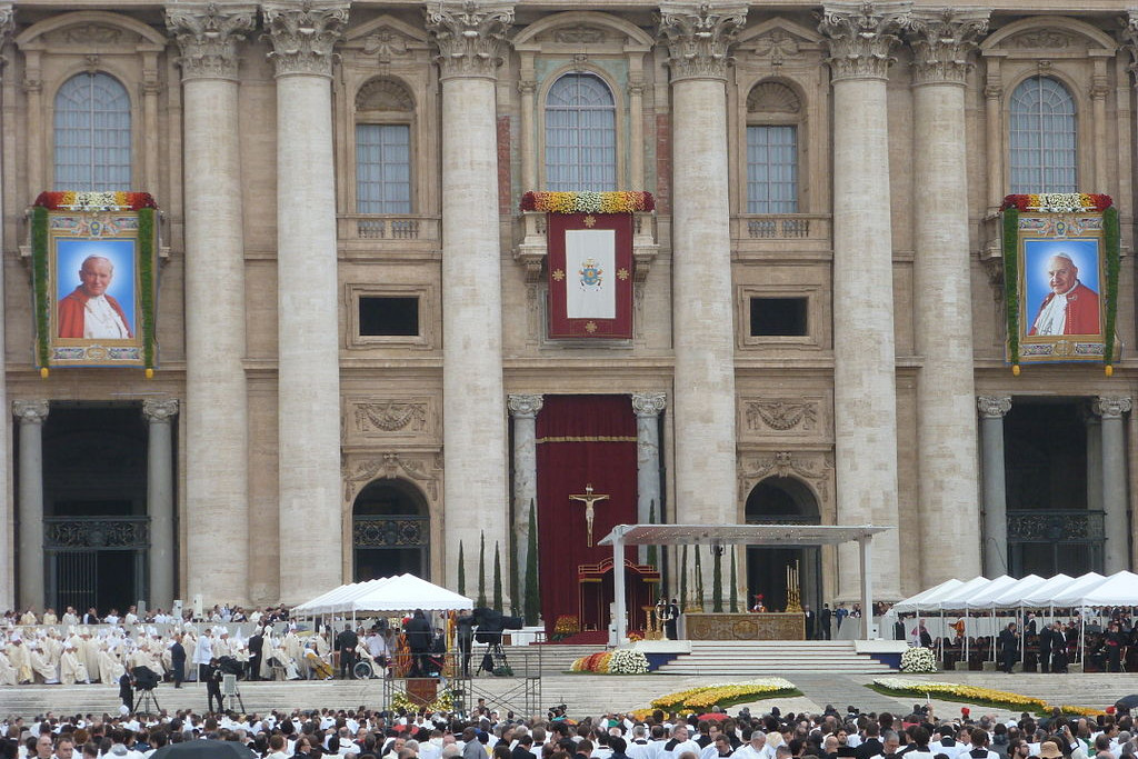 De gevel van de Sint-Pietersbasiliek wordt tijdens de ceremonie van de heiligverklaring gesierd met portretten van de nieuwe heiligen – hier de portretten van Johannes Paulus II en Johannes XXIII tijdens hun heiligverklaring in 2014 (archiefbeeld)