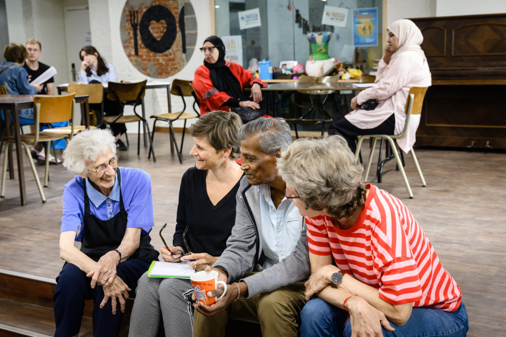 In gesprek met Kleine zuster Anne-Francine, Brakash en Nadine. Auteur Lieve Wouters op een drempel in gesprek met zuster Anne-Francine, Brakash en Nadine.