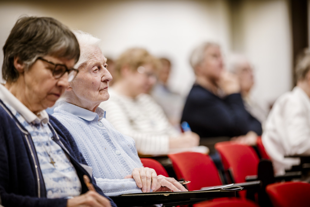 Vlaamse religieuzen in een aula