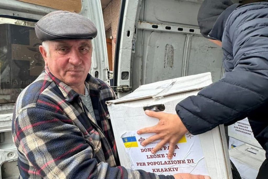 Voedselpakketten voor Oekraïne met het opschrift 'Geschenk van Paus Leo XIV aan de bevolking van Charkov'
