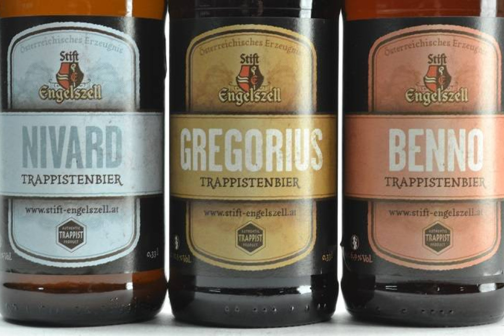 Drie bieren naast elkaar, in het midden Gregorius