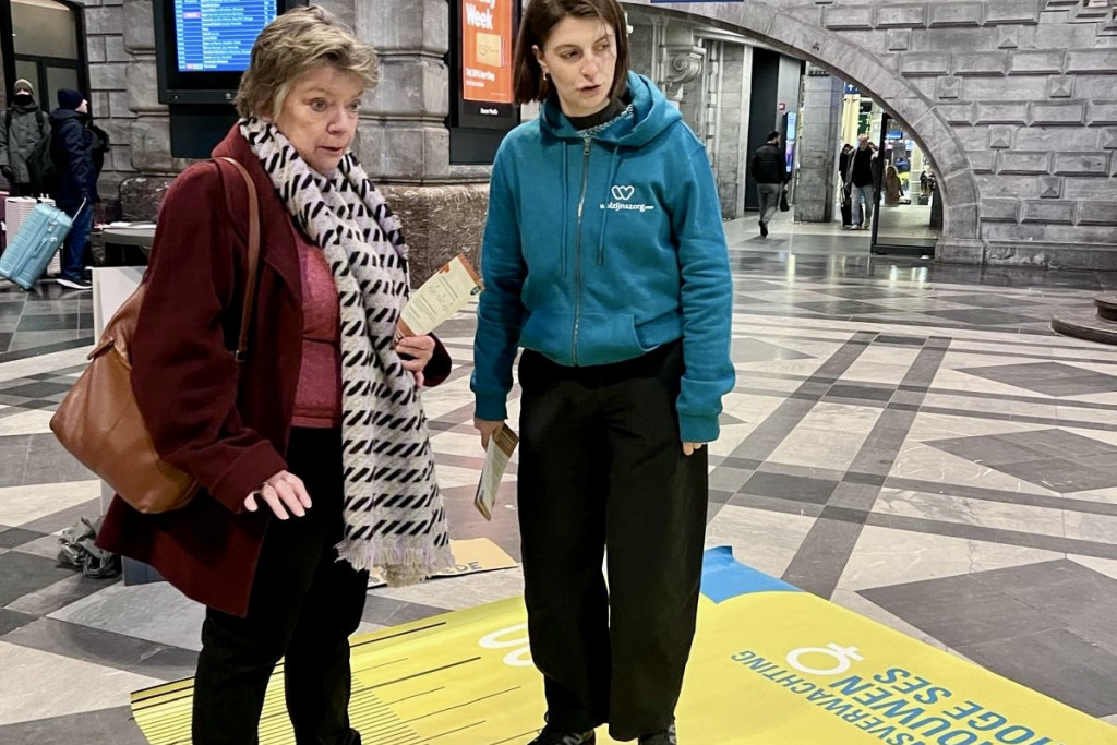 In het Centraal Station van Antwerpen laat Welzijnszorg mensen plaatsnemen op een 'levensverwachtingslat'. Wie arm is, heeft minder gezonde jaren voor zich.