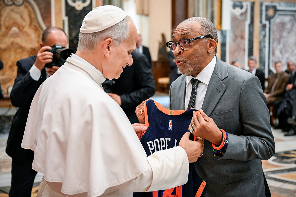 Van regisseur Spike Lee kreeg de paus een gepersonaliseerd basketballshirt.