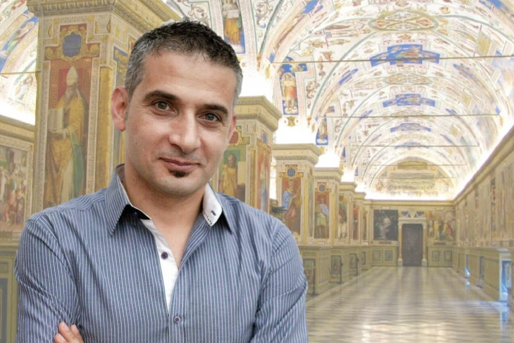 Portret van Bahattin Koçak tegen de achtergrond van de Vaticaanse bibliotheek, waar een islamitische gebedsruimte wordt ingericht.