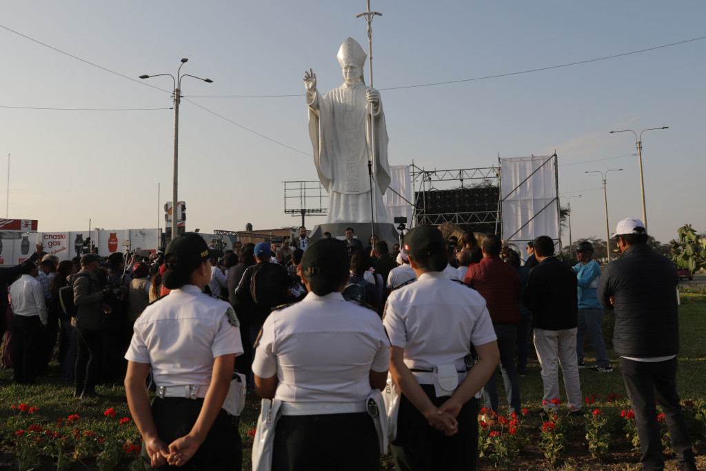 Het beeld staat op een centrale rotonde In Chiclayo, in het noorden van Peru.