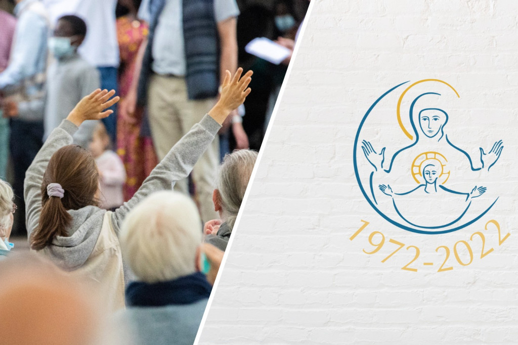 Foto van jongeren met armen in de lucht naast logo van Emmanuel: Maria en Jezus, ook met open armen.