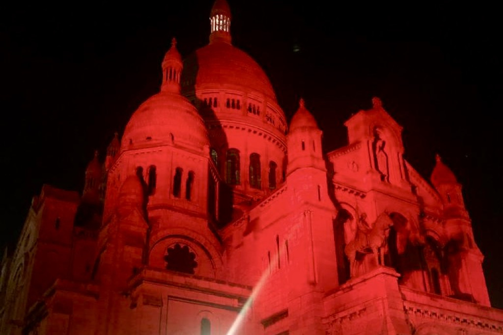 rood verlichte basiliek van Koekelberg