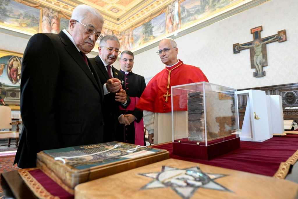 Paus Leo XIV en president Mahmoud Abbas wisselen giften uit.