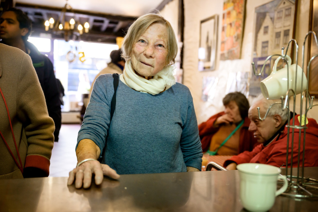 Monica Nève heeft altijd een lach op haar gezicht. Hier aan de bar van La Bicoque, het sociaal restaurant van vzw Nativitas. Monica Nève heeft altijd een lach op haar gezicht. Hier aan de bar van La Bicoque, het sociaal restaurant van vzw Nativitas.