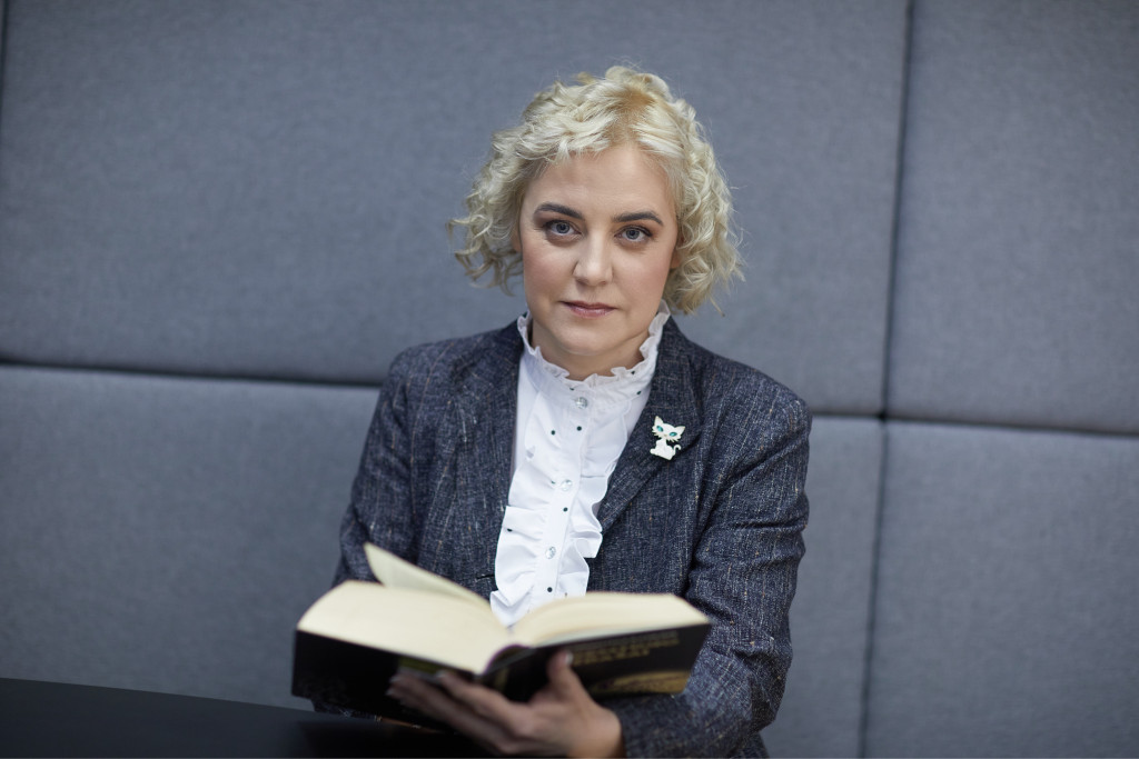 Olga Karach meent het met haar 'nee' tegen geweld. Ook Oekraïense soldaten die dienst weigeren, moeten gerespecteerd worden en zijn welkom bij haar organisatie Our House. Olga Karach kijkt op uit boek in de hand