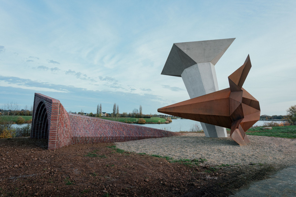 In zijn nieuwe kunstwerk Echoes of a Landscape zet Tirtiaux de kerktorens letterlijk en figuurlijk op hun kop.