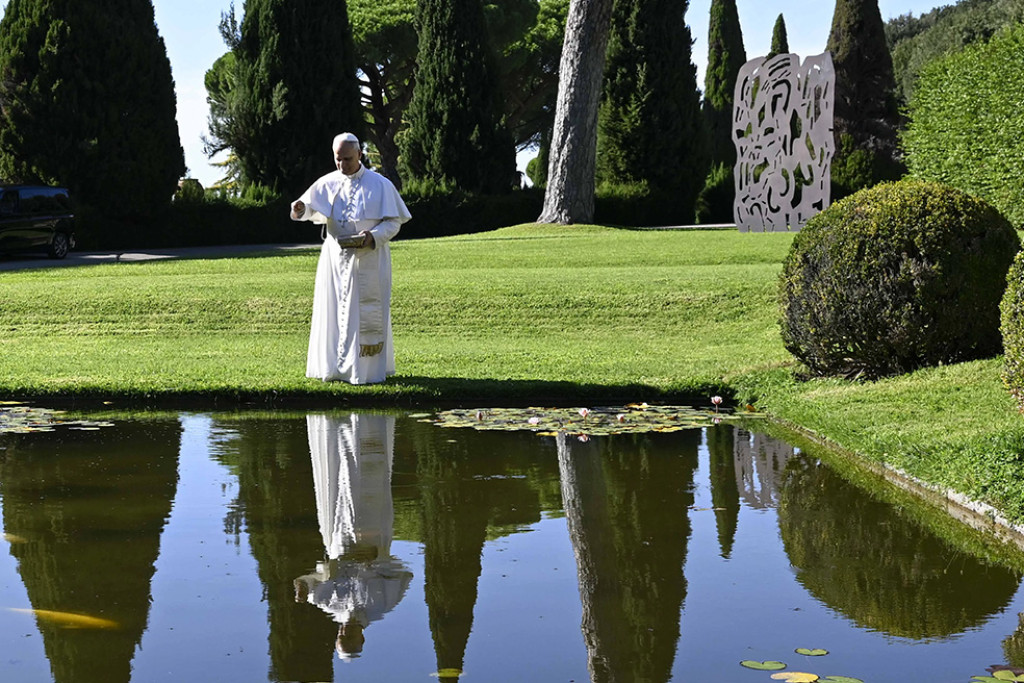 Pope Leo XIV voert de vissen in het ecodorp Borgo Laudato si' op het pauselijke domein van Castel Gandolfo, archiefbeeld
