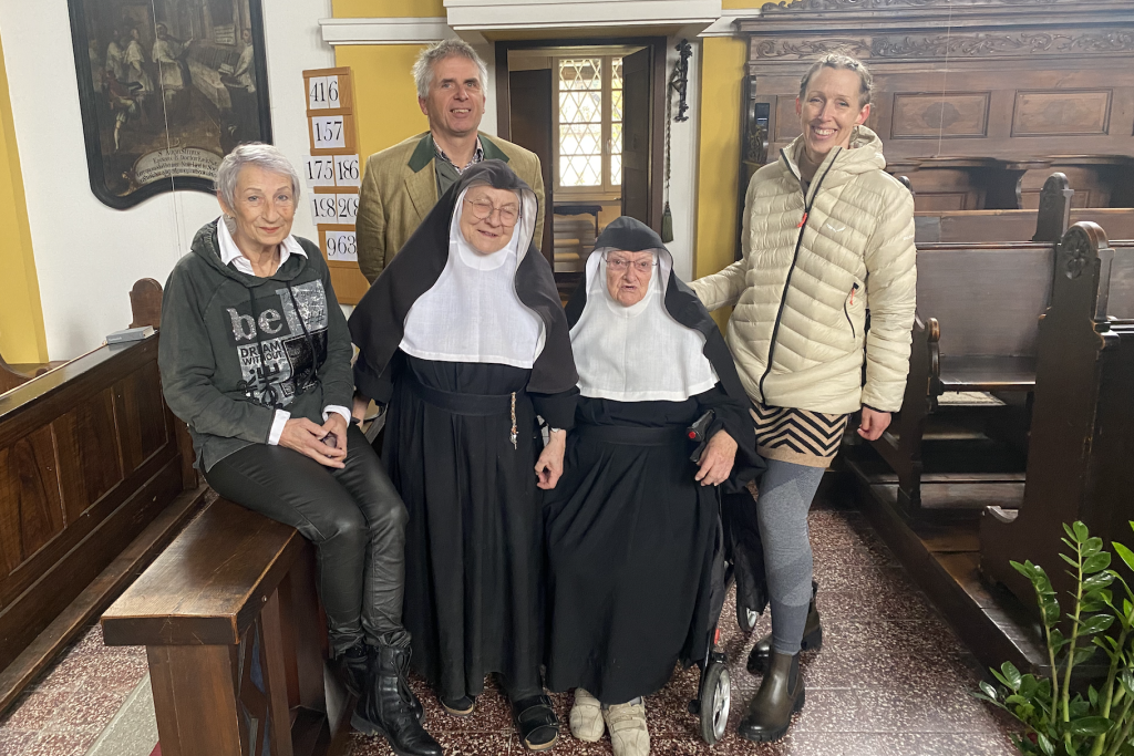 Twee van de drie zusters met enkele sympathisanten.