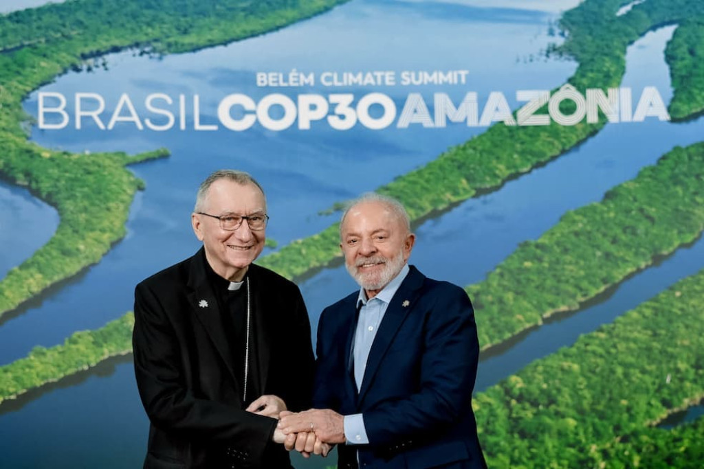 Vaticaans staatssecretaris kardinaal Pietro Parolin was een van de kerkleiders aanwezig op COP30 in Belém, Brazilië, hier met de Braziliaanse president Lula da Silva
