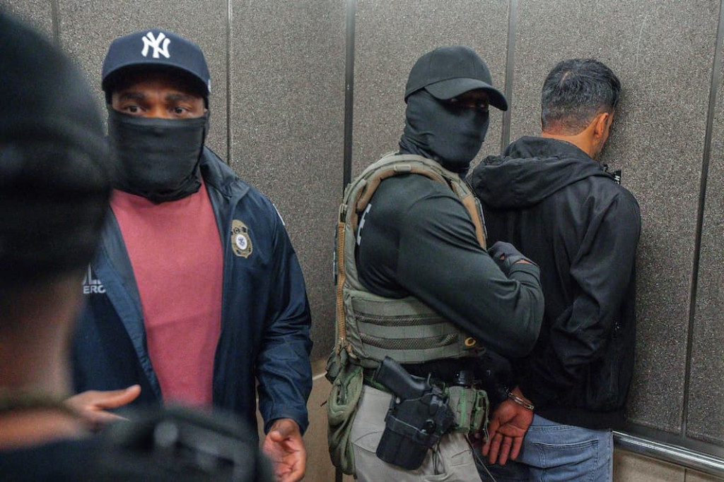 Willekeurige arrestaties door gemaskerde agenten van ICE – Immigration and Customs Enforcement – roepen in de VS veel discussie op over etnische profilering, proportionaliteit en rechtsbescherming