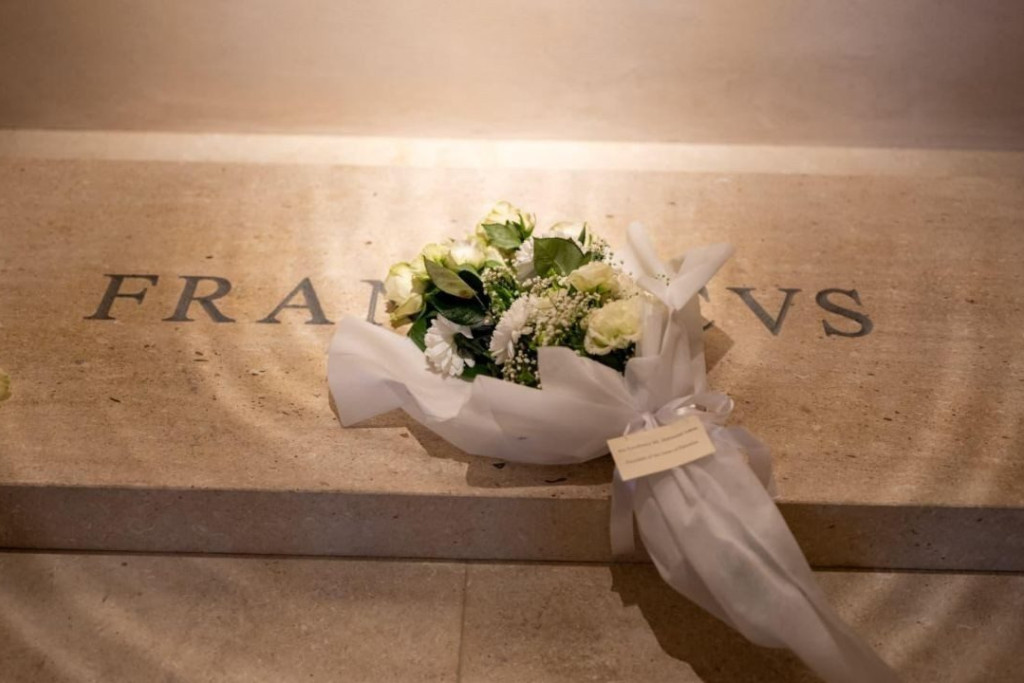 President Abbas legde een boeket met witte bloemen neer op het graf van paus Franciscus en hield er 15 minuten stilte. Boek met witte bloemen op het graf van paus Franciscus.