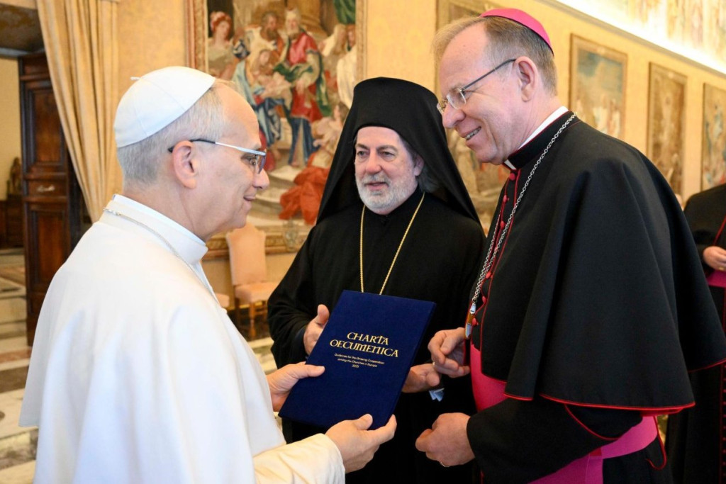 De katholieke artsbisschop Grušas en Grieks-orthodoxe Lioulias tonen paus Leo het vernieuwde Charta Oecumenica. Aartsbisschoppen Grušas en Lioulias tonen paus Leo het vernieuwde Charta Oecumenica.