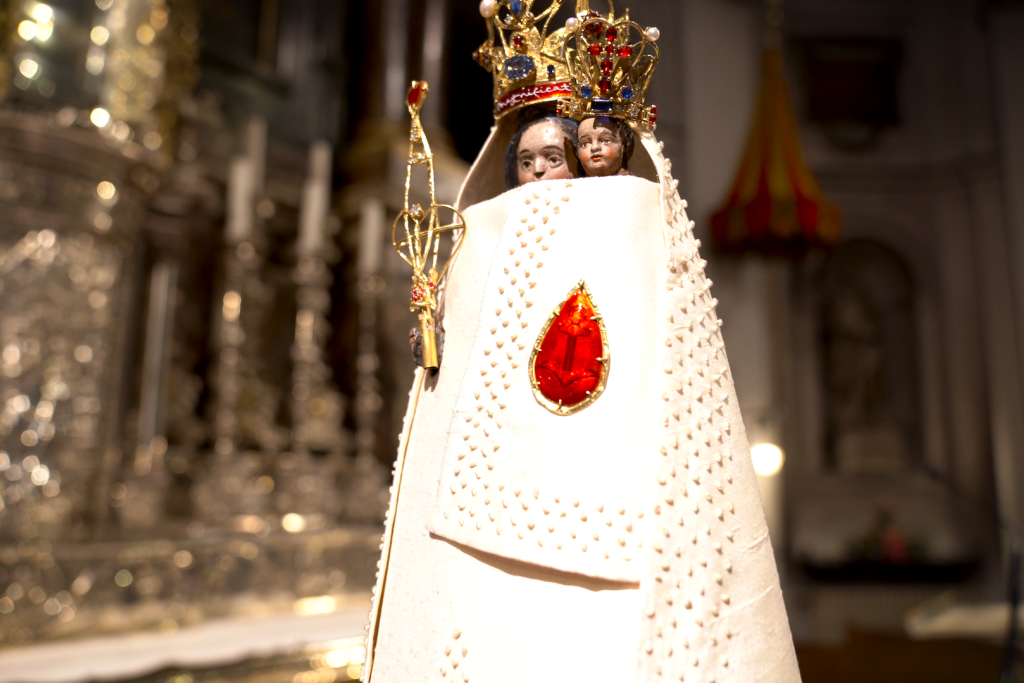 Mariabeeld Scherpenheuvel met rode traan op het kleed - symbool voor solidariteit met slachtoffers van misbruik in de kerk.