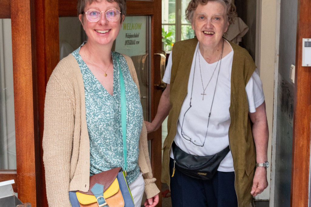 Nathalie Verstraete (l) en zuster Noëlla Lapon (r) tijdens een bezoek aan Integraal