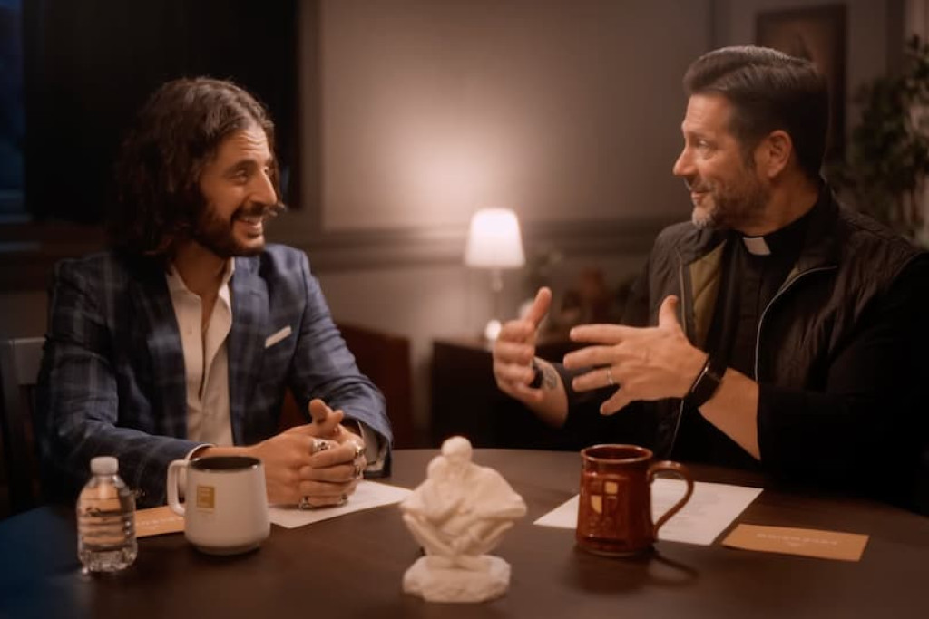Acteur Jonathan Roumie (The Chosen) en internetpriester Mike Schmitz (Bible in a Year) gaan met elkaar in gesprek