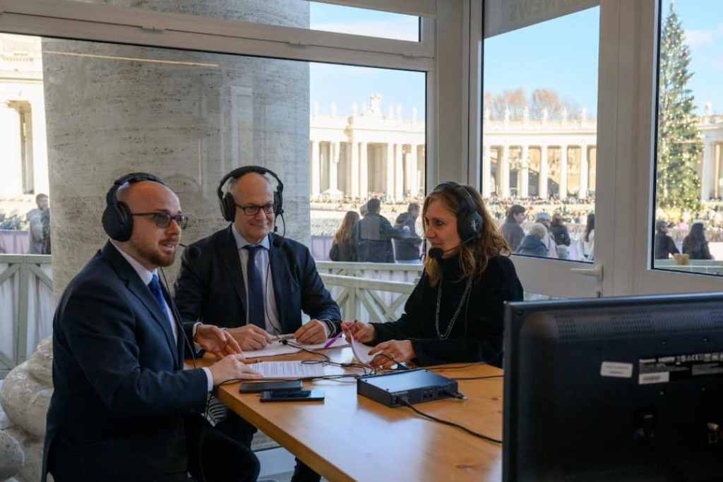 Burgemeester van Rome Roberto Gualtieri (midden) te gast in de studio van Radio Vaticaan op het Sint-Pietersplein