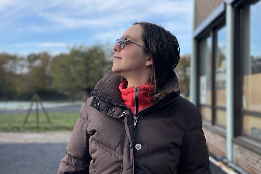 Marlies Corvelyn vond onderdak bij Kantel vzw en is er op haar beurt een luisterend oor voor andere bewoners. Marlies Corvelyn kijkt naar de zon.