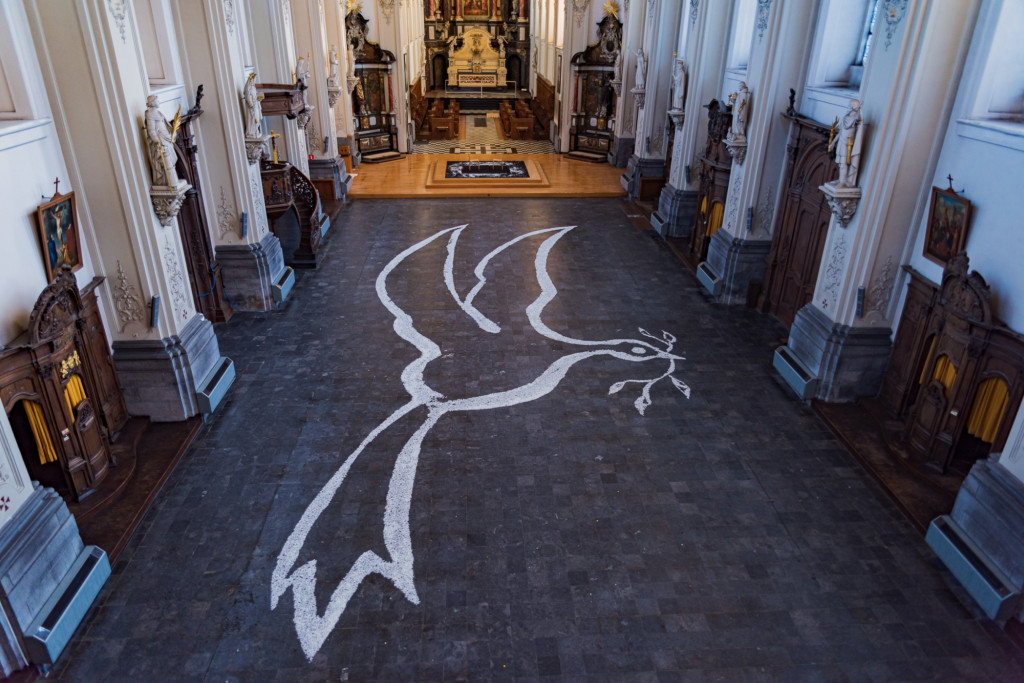 Kunstenaar William Daniëls creëerde in 2023 een grote vredesduif in de Minderbroederskerk in Sint-Truiden.