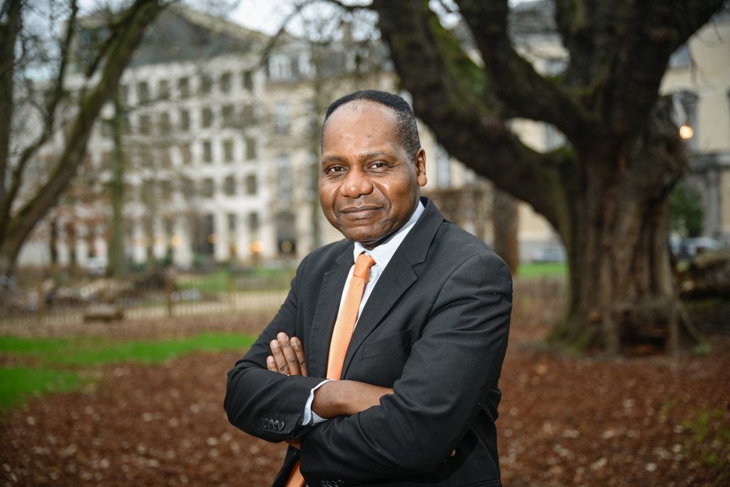 Pierre Migisha is politiek adviseur voor de Belgische bisschoppen. Pierre Migisha, geportretteerd in een Brussels parkje.