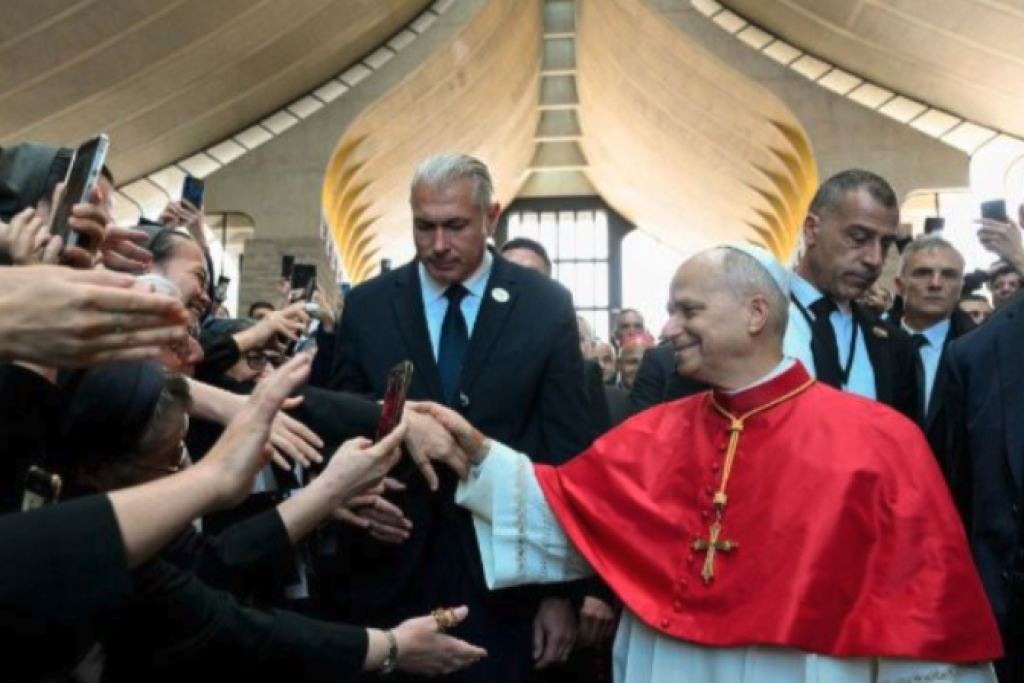 De paus groet priesters, bisschoppen en pastoraal werkers in Harissa.