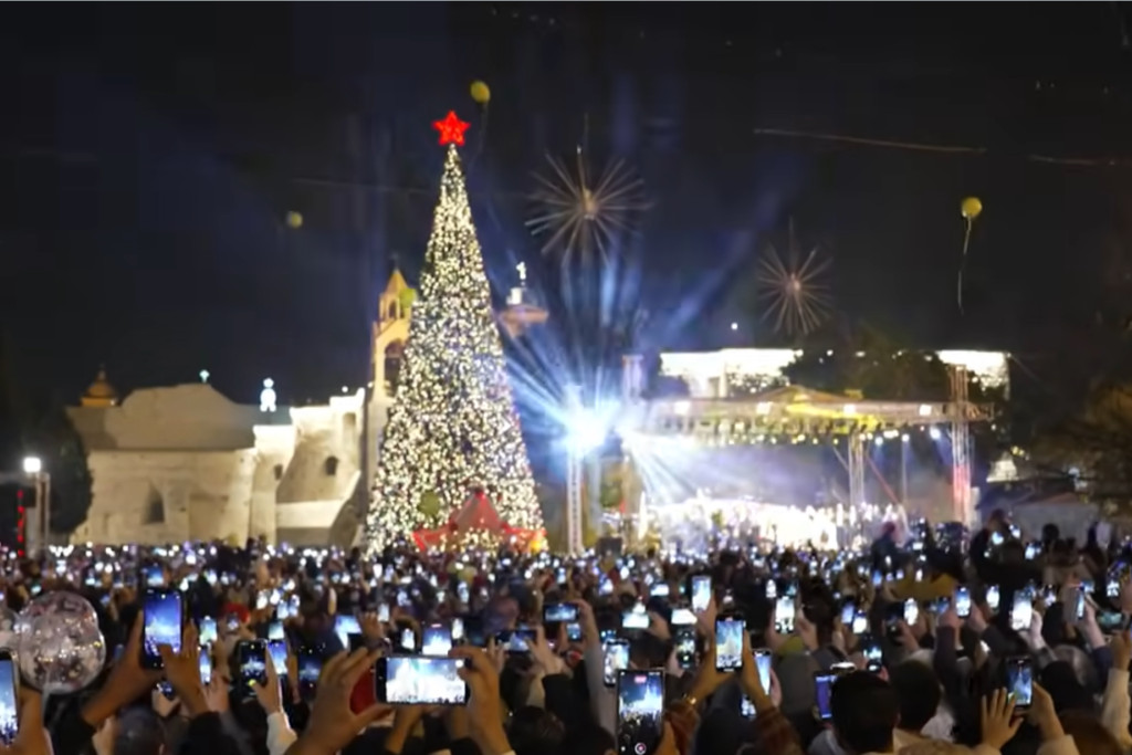 Verlichte kerstboom op Kribbeplein in Betlehem, 7 december 2025.