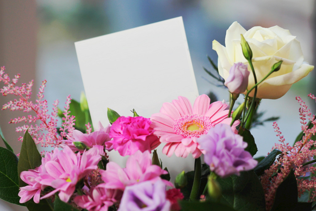 Bloemen met blanco kaartje