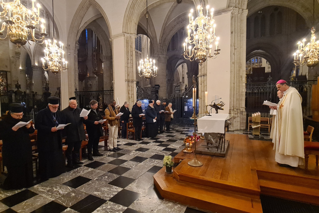 In een zijkapel van de Brusselse kathedraal vierden de katholieke en orthodoxe delegaties samen de vesperdienst.