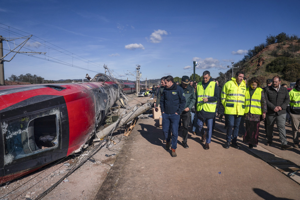 Daags na de treinramp in Adamuz bezoeken reddingsdiensten de plek.