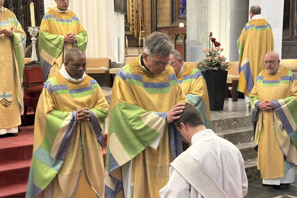 Heel wat priesters kwamen Wouter de hand opleggen.