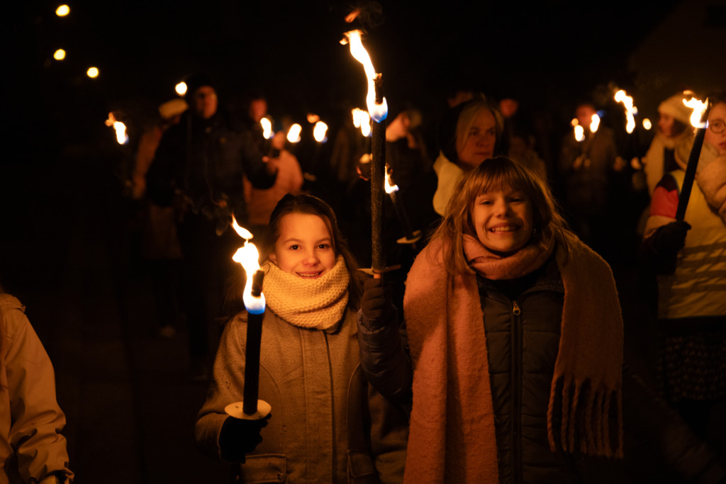 Gelovige jongeren bereiden zich tijdens de fakkeltocht voor op Maria Lichtmis.