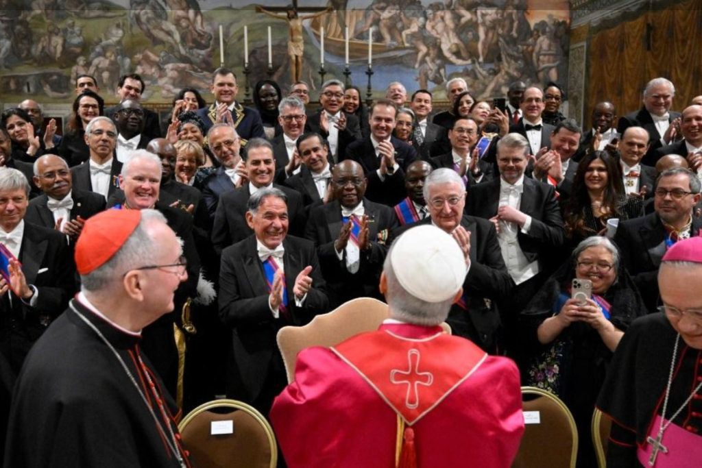 Ambassadeurs en ander diplomatiek personeel applaudisseert voor paus Leo XIV.