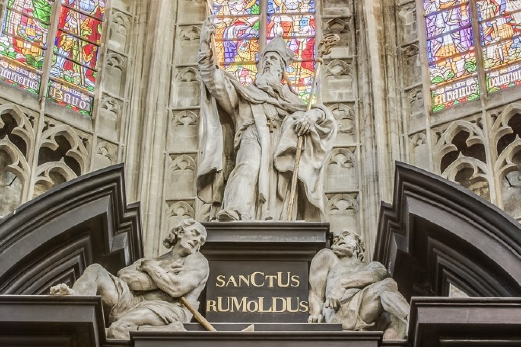 Standbeeld van de heilige Rumoldus in de Sint-Romboutskathedraal in Mechelen.