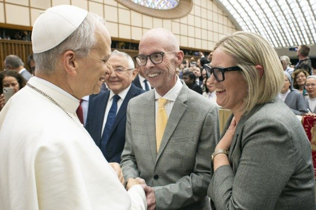 Paus Leo ontmoet de reeds duidelijk zieke John Allen en zijn vrouw.