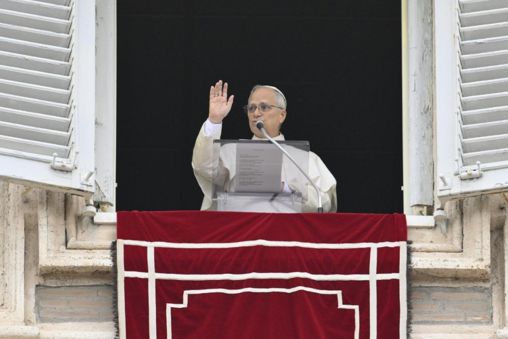 Paus Leo aan het woord op het balkon tijdens het Angelus.