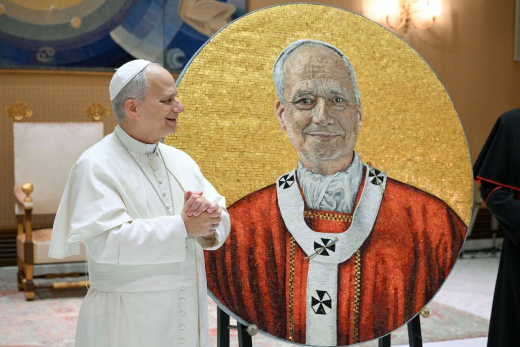 Paus Leo XIV bij de ongeveer even grote mozaïek met zijn portret.