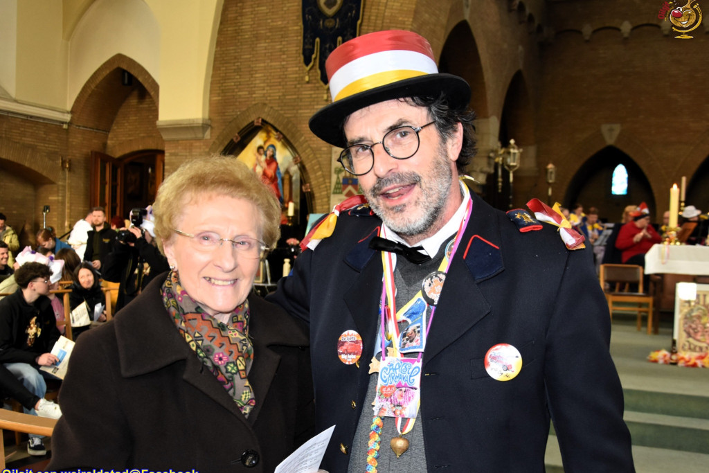 Dirk Moereels (carnavalshoed op) en een parochiaan in de kerk na de Oilsjerse Mès in 2025.