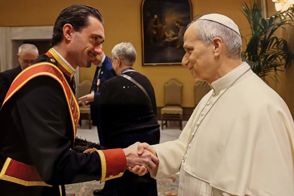 Koenraad Cautaerts schudt de hand van paus Leo XIV.