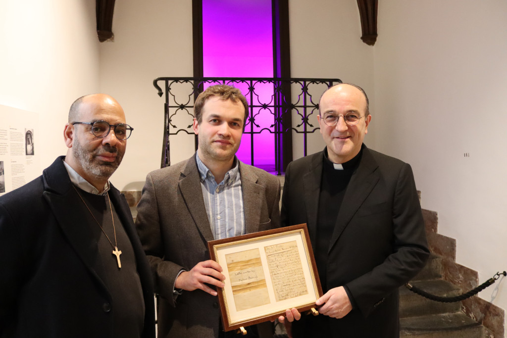 Juan Carlos Tinjaca, overste van de paters van de Heilige Harten, museumconservator Ruben Boon en Patrick van der Vorst. 
