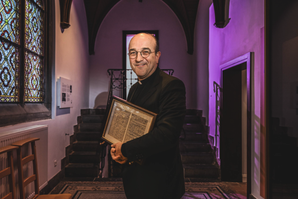 Patrick van der Vorst met de ingekaderde brief van Damiaan.