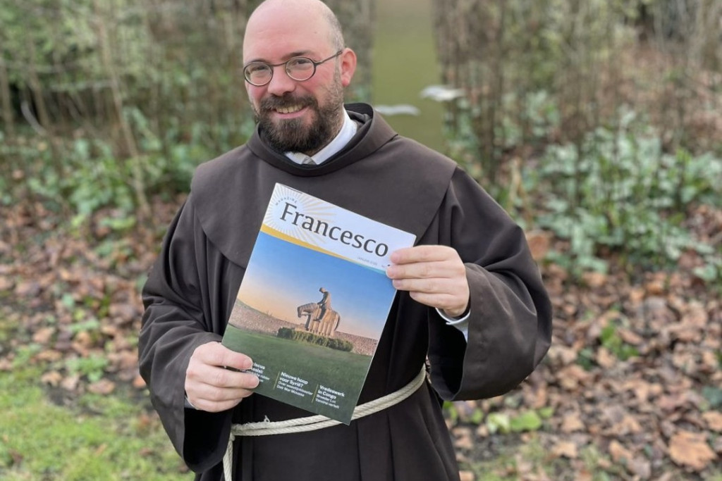 Steven Cauchie OFM met het nieuwe 'Francesco magazine' in de hand. 