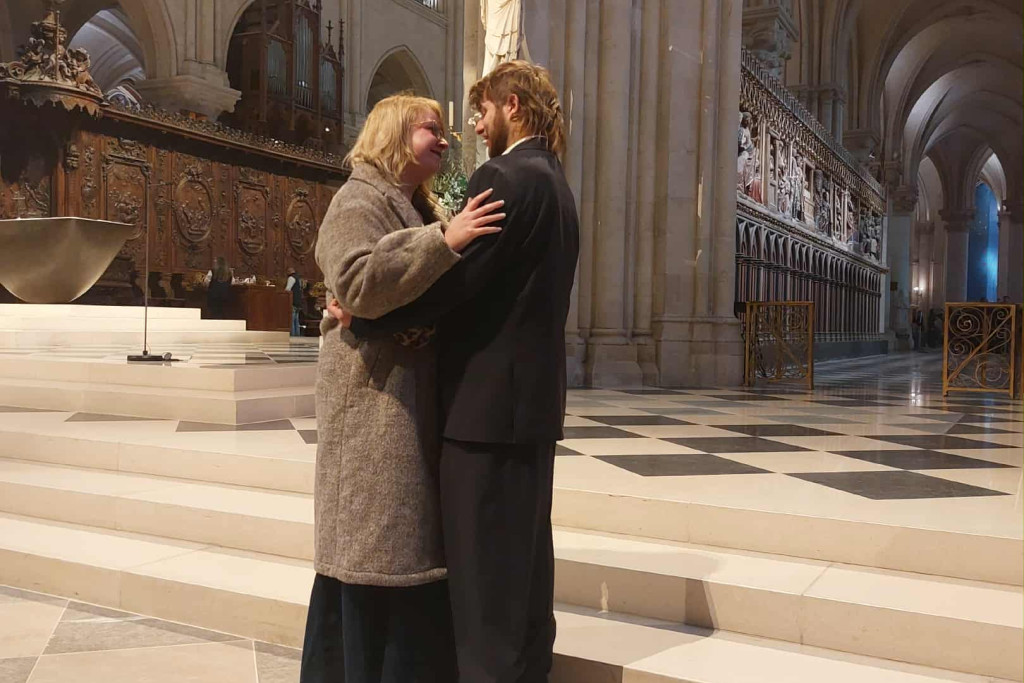 Lotta Stevelinck en Sid Audenaert in de Notre-Dame in Parijs