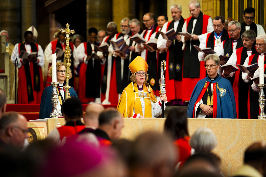 Sarah Mullally is de eerste vrouwelijke geestelijke leider van de Church of England en het wereldwijde anglicanisme.